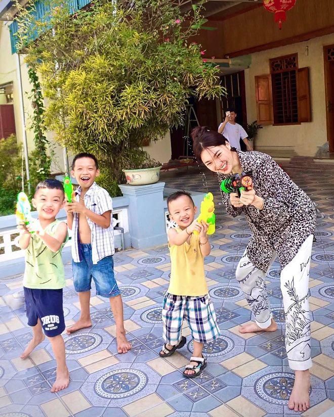 Loạt ảnh Á hậu về quê chăn vịt - người đẹp dép lê lái xe máy đi chợ-5