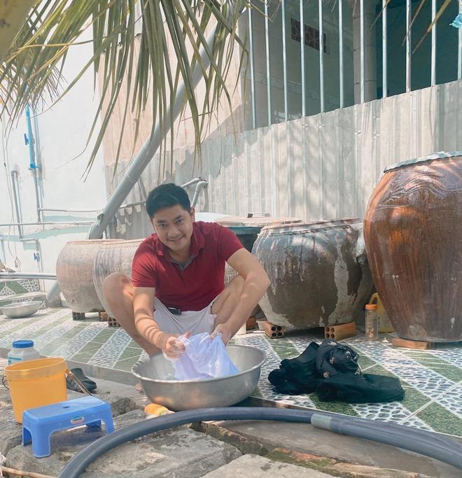 Loạt ảnh Á hậu về quê chăn vịt - người đẹp dép lê lái xe máy đi chợ-7