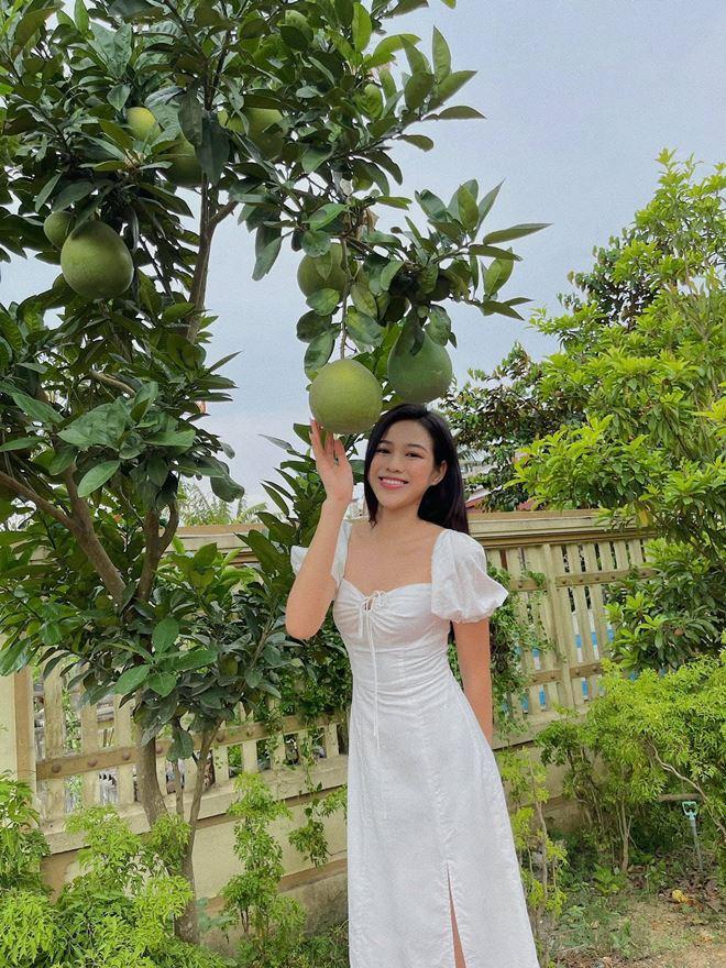 Loạt ảnh Á hậu về quê chăn vịt - người đẹp dép lê lái xe máy đi chợ-11