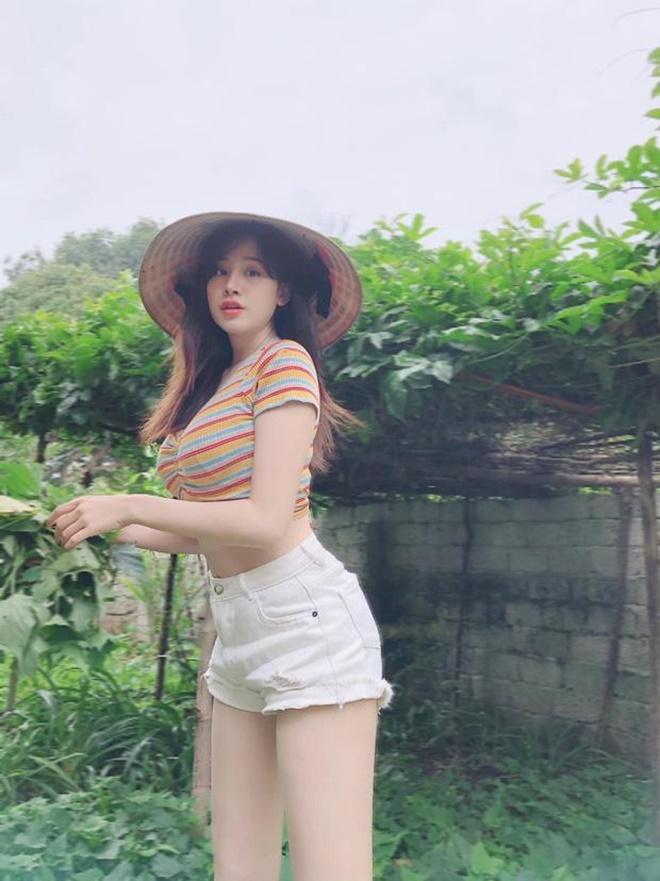 Loạt ảnh Á hậu về quê chăn vịt - người đẹp dép lê lái xe máy đi chợ-9