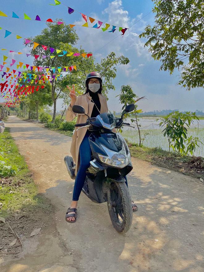 Loạt ảnh Á hậu về quê chăn vịt - người đẹp dép lê lái xe máy đi chợ-12