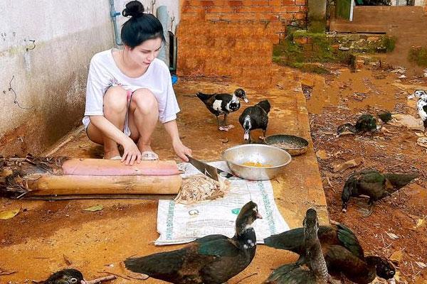 Loạt ảnh Á hậu về quê chăn vịt - người đẹp dép lê lái xe máy đi chợ-1