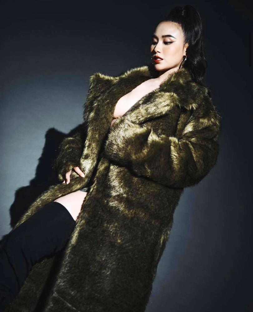 Linh Miu khiến người nhìn vã mồ hôi khi diện áo lông, không nội y giữa hè-4