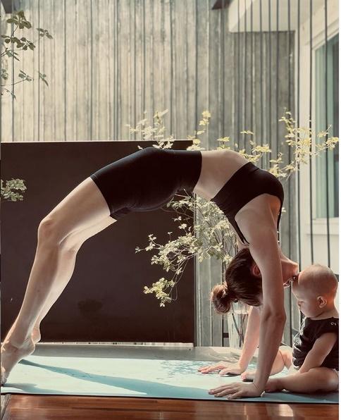 Bị soi bụng mỡ, Hồ Ngọc Hà dằn mặt bằng loạt hình yoga với Leon-3