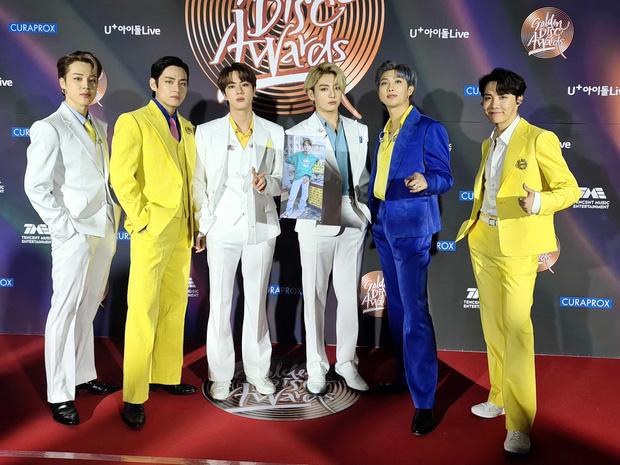 Netizen sang chấn trước loạt trang phục phi bóng lòe loẹt của BTS-5