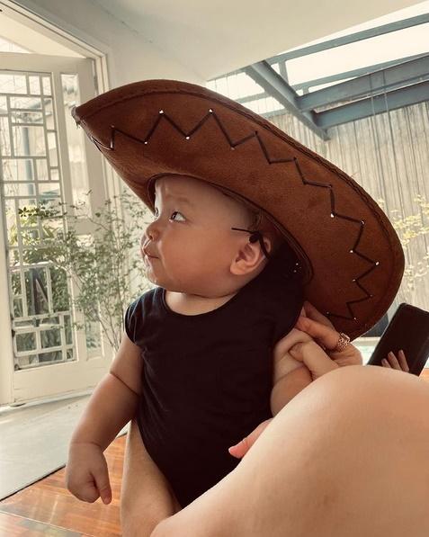 Bị soi bụng mỡ, Hồ Ngọc Hà dằn mặt bằng loạt hình yoga với Leon-4