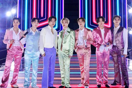 Netizen 'sang chấn' trước loạt trang phục phi bóng lòe loẹt của BTS