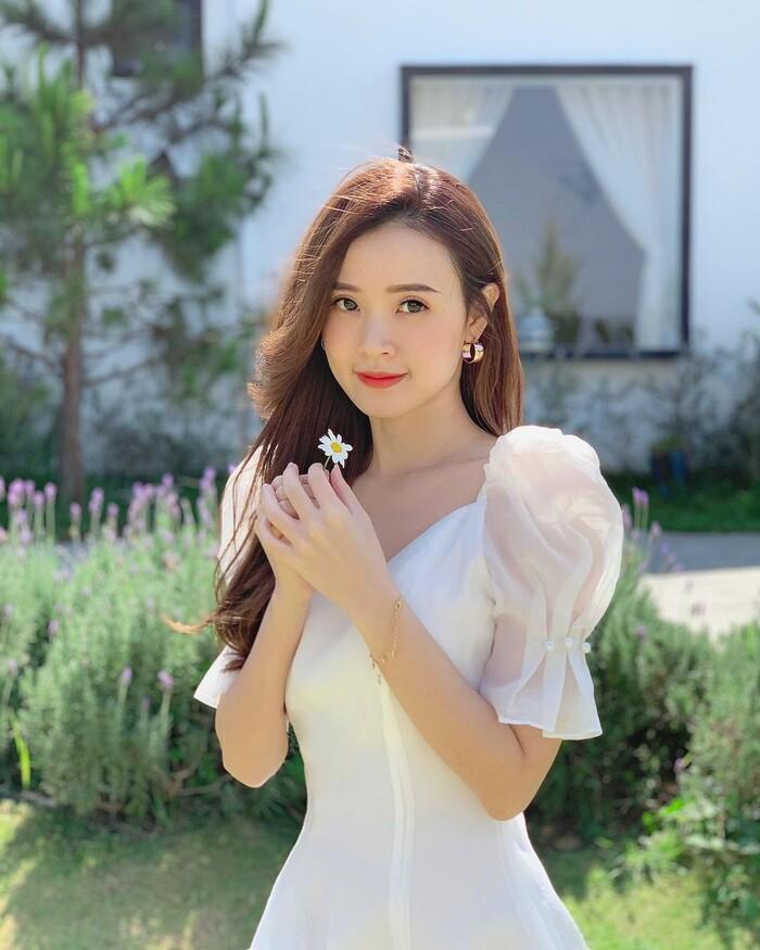 Tiểu Vy diện áo tí hon khoe lưng trần - Miu Lê lên đồ hầm hố-1