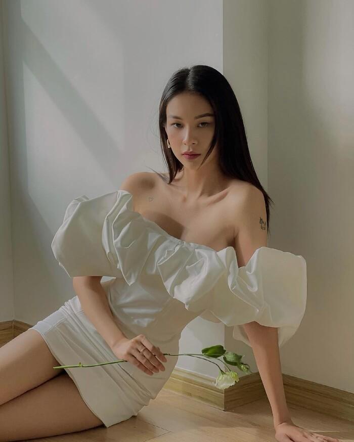 Tiểu Vy khoe lưng trần siêu hot - Chi Pu lộ chân ngực căng đét-7