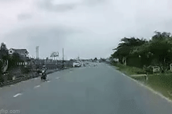 Clip: Ô tô tuần tra CSGT Hải Dương đâm xe đạp điện, 1 nữ sinh tử vong