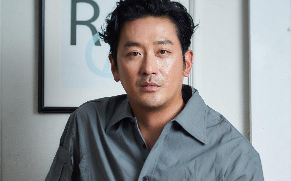 Nam diễn viên Ha Jung Woo phải đối mặt với phiên tòa chính thức vì tội sử dụng propofol bất hợp pháp. Anh bị buộc tội sử dụng trái phép chất propofol vào năm 2019. Ngày xét xử đầu tiên của Ha Jung Woo vẫn chưa được ấn định.