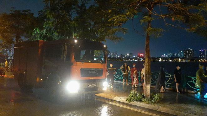 Lật thuyền lúc mưa to, giông lốc, người đàn ông bị sóng đánh ra giữa Hồ Tây-2