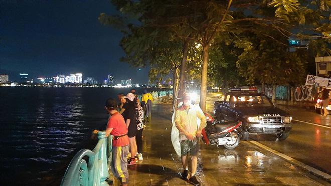 Lật thuyền lúc mưa to, giông lốc, người đàn ông bị sóng đánh ra giữa Hồ Tây-4