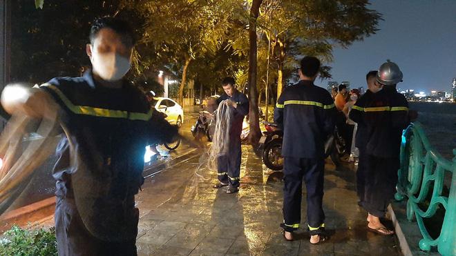 Lật thuyền lúc mưa to, giông lốc, người đàn ông bị sóng đánh ra giữa Hồ Tây-5