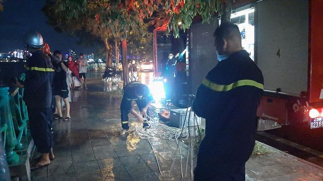 Lật thuyền lúc mưa to, giông lốc, người đàn ông bị sóng đánh ra giữa Hồ Tây-6