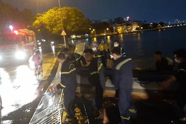 Video giông lốc cuốn bay rạp cưới ở Huế khiến người xem thót tim-2