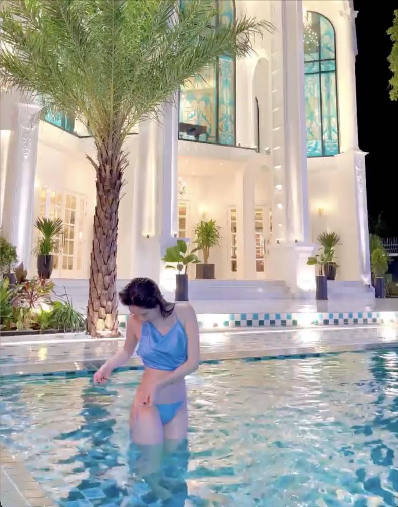 Ngọc Trinh cố tình cởi dây bikini như muốn thoát y ở bể bơi-1