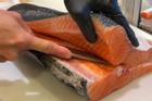 Cách xẻ thịt cá hồi làm sashimi ở chợ Hàn Quốc