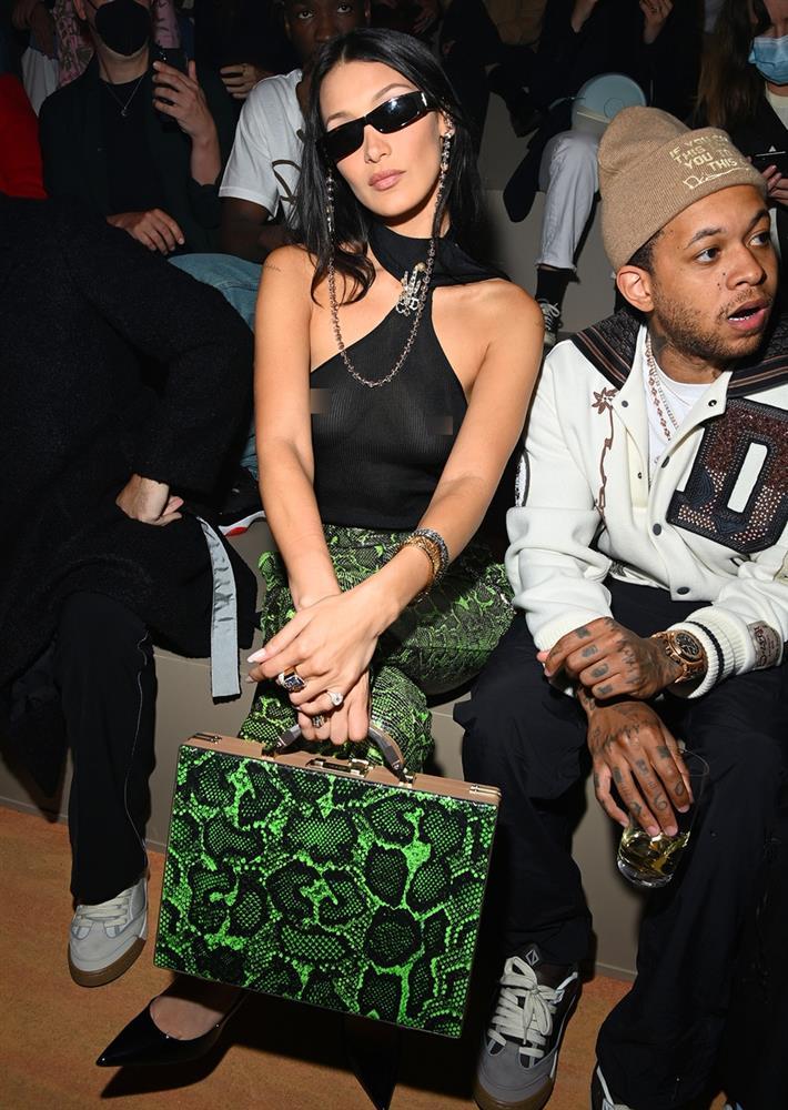 Bella Hadid diện mốt không nội y tại show Dior-2