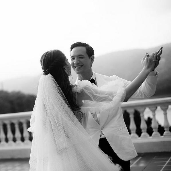 Hình ảnh lãng mạn và đầy tinh tế từ bộ ảnh cưới đen trắng của Hồ Ngọc Hà và Kim Lý đã chứng tỏ rằng tình yêu đích thực luôn được giữ gìn và trân trọng.