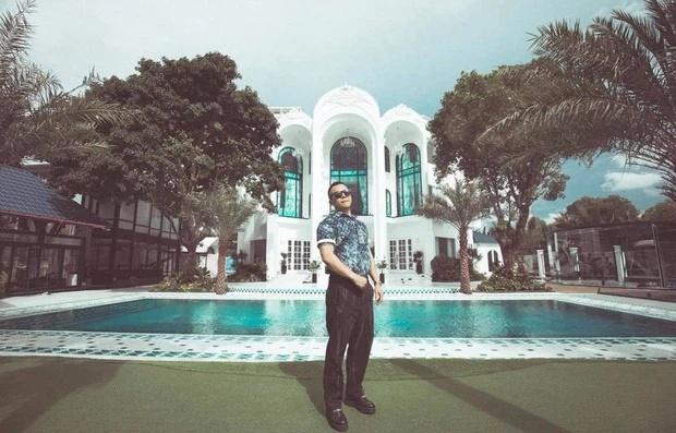 Hồ bơi nhà Vũ Khắc Tiệp hóa sàn diễn: Body Ngọc Trinh có lép vế MC VTV?-7