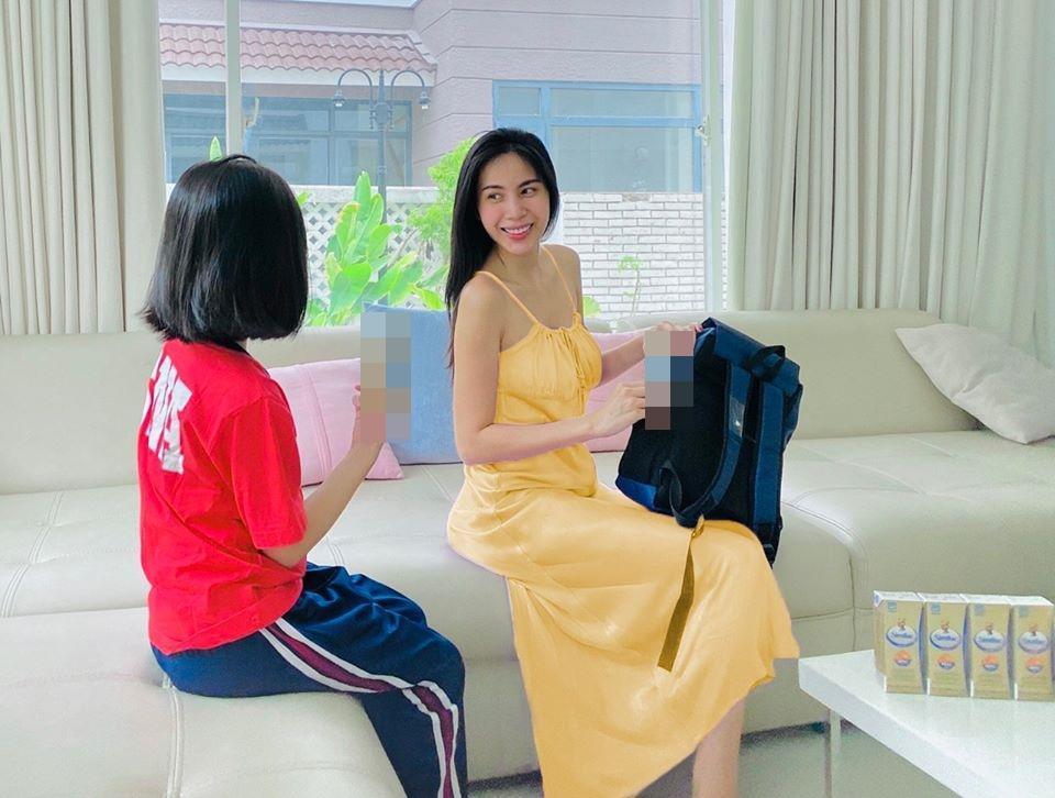 Con gái Thủy Tiên hiếm hoi lộ mặt, được nhận xét y chang bố-3