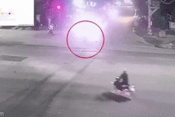 Clip: Xe máy đâm sầm vào đuôi ô tô tải, lộn trên không rồi bắn lên vỉa hè-3