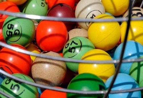 Trúng số hơn trăm tỷ nhưng chia cho vợ quá ít, người đàn ông bị ném đá-1