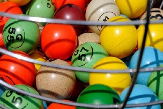 Trúng số hơn trăm tỷ nhưng chia cho vợ quá ít, người đàn ông bị ném đá