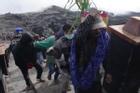 Hàng nghìn người Indonesia leo lên miệng núi lửa làm lễ hiến tế