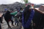 Hàng nghìn người Indonesia leo lên miệng núi lửa làm lễ hiến tế