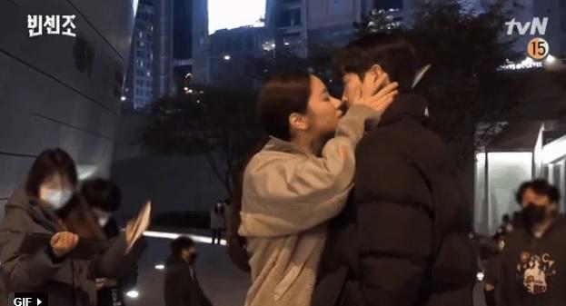 Ngày này 2 năm trước, Song Joong Ki đệ đơn lên tòa ly hôn với Song Hye Kyo-5