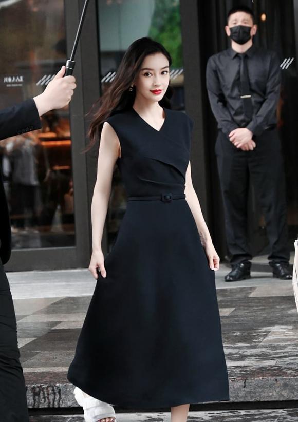 Angelababy mặc váy sang chảnh là vậy nhưng lại đi... dép lê-2