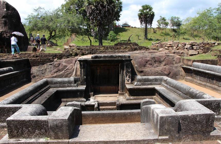 Những cánh cổng tại Ranmasu Uyana (Sri Lanka): Ranmasu Uyana là một khu bảo tồn tại Sri Lanka với di tích Magul Uyana (vườn hoàng gia). Di tích này nằm trong thành phố thiêng Anuradhapura và có diện tích khoảng 16 ha. Đây là công trình tiêu biểu cho kiến trúc vườn Sri Lanka trước Công nguyên. Khuôn viên này có nhiều hồ cùng công trình nhỏ còn giữ được hình dáng qua thời gian. Ảnh: Getty.