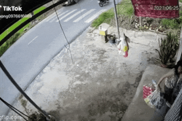 Vợ lên ô tô đi cách ly Covid-19, chồng quệt nước mắt phóng xe máy đuổi theo-3