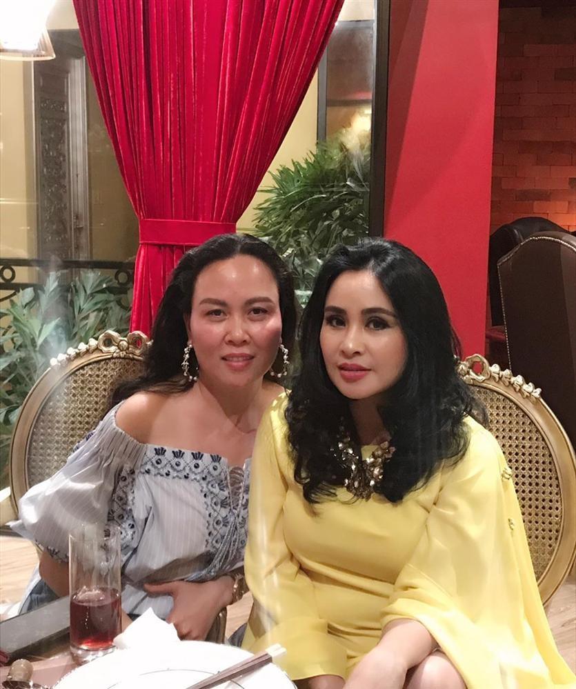 Phượng Chanel tiết lộ, ngày xưa cô mê tiếng hát của Thanh Lam. Sau khi có dịp gặp gỡ, làm quen với nhau, cả hai hợp tính, dần trở thành bạn bè. "Tôi học được nhiều đức tính tốt từ chị Thanh Lam", Phượng Chanel nói.