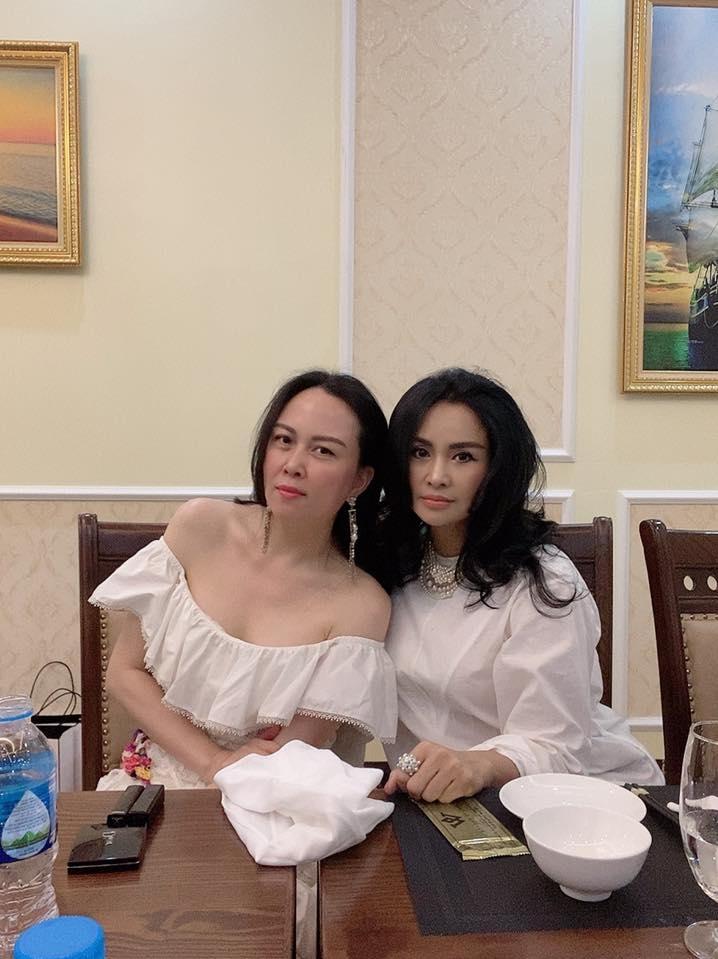 Hôm 26/6, Phượng Chanel về thăm quê ở huyện Cẩm Thuỷ, Thanh Hoá, rủ cả Thanh Lam đi cùng. Nữ doanh nhân tiết lộ những ngày này cô làm hướng dẫn viên đưa diva đi ngắm một số cảnh đẹp thiên nhiên ở quê mình, trong đó có suối Cá Thần tại xã Cẩm Lương.