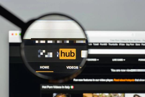 Chồng biến thái, quay lén clip nhạy cảm của vợ rải khắp web khiêu dâm-1