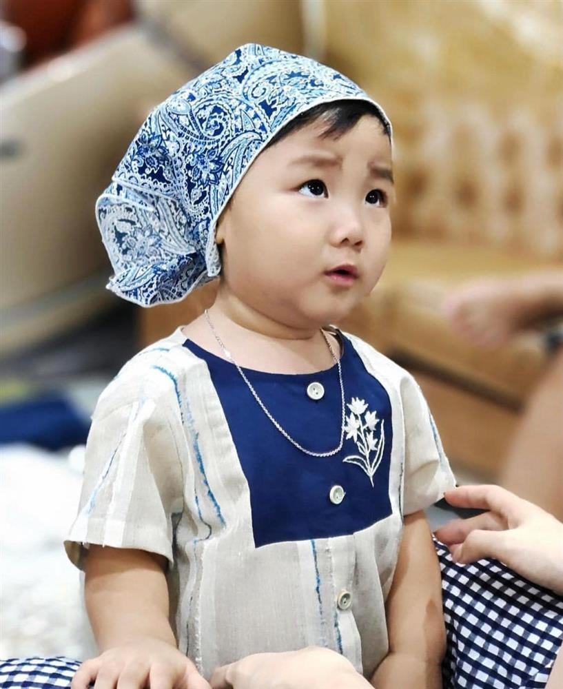 Quý tử nhà Hòa Minzy được mẹ lên đồ xịn sò từ nhỏ-3