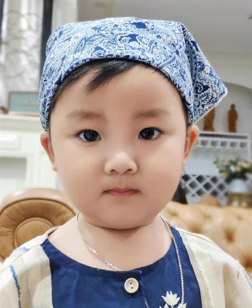 Quý tử nhà Hòa Minzy được mẹ lên đồ xịn sò từ nhỏ-5