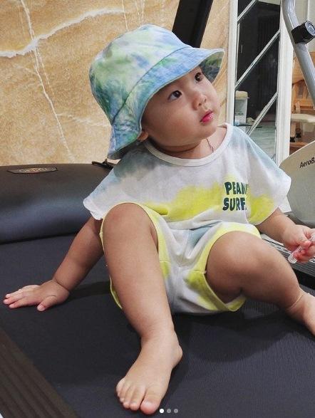 Quý tử nhà Hòa Minzy được mẹ lên đồ xịn sò từ nhỏ-7