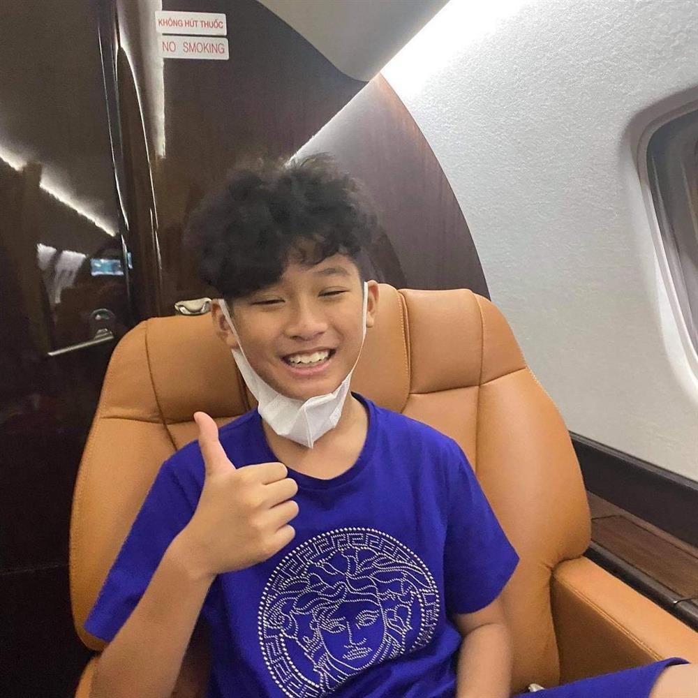 Chồng cũ Lệ Quyên đưa con đi chơi bằng chuyên cơ, nửa tỷ đốt trong tích tắc?-2