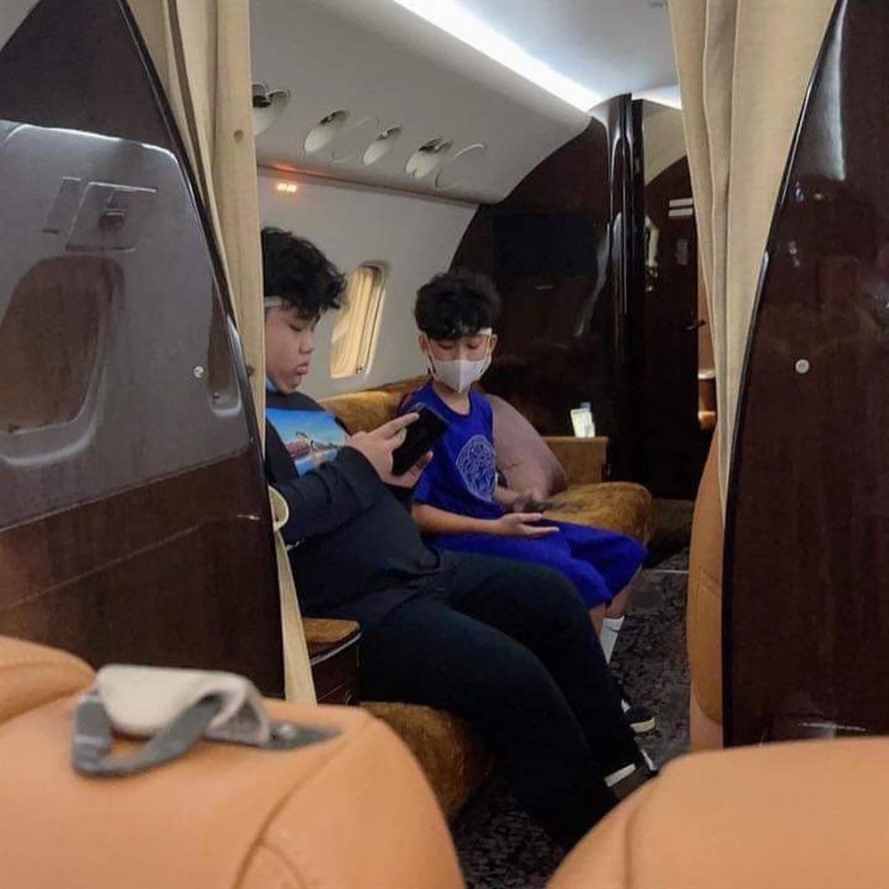 Chồng cũ Lệ Quyên đưa con đi chơi bằng chuyên cơ, nửa tỷ đốt trong tích tắc?-1