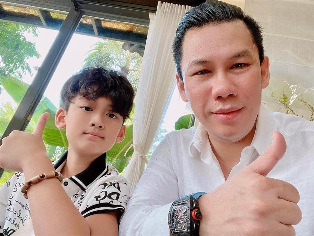 Chồng cũ Lệ Quyên đưa con đi chơi bằng chuyên cơ, nửa tỷ đốt trong tích tắc?-9