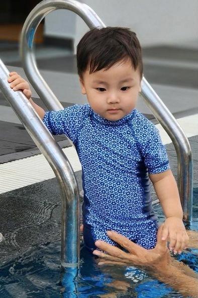 Quý tử nhà Hòa Minzy được mẹ lên đồ xịn sò từ nhỏ-8