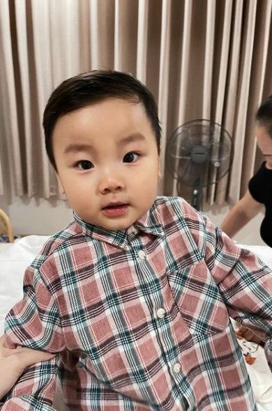 Quý tử nhà Hòa Minzy được mẹ lên đồ xịn sò từ nhỏ-6