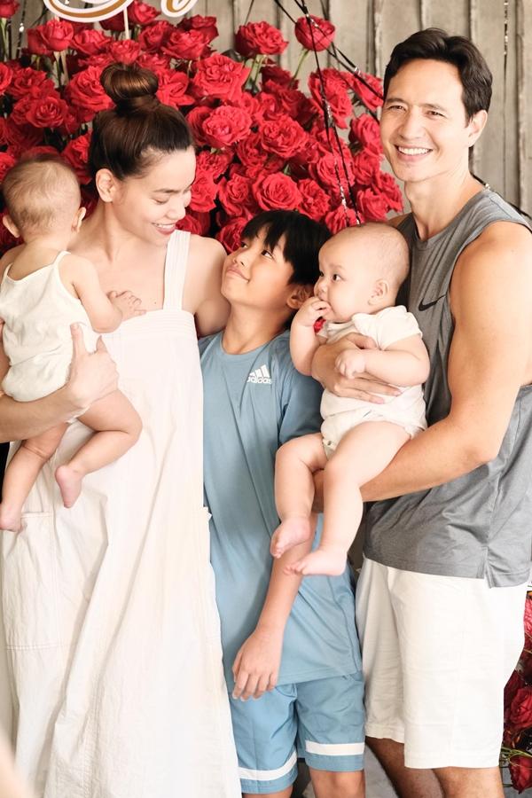 Mở đầu cho những khoảnh khắc đẹp chào mừng ngày Gia đình Việt Nam là tổ ấm của Hồ Ngọc Hà - Kim Lý. Đăng ảnh gia đình 5 thành viên, nữ ca sĩ dí dỏm: "Biết thế yêu trễ đi 1 ngày vừa kỷ niệm, vừa đúng ngày Gia đình Việt Nam". Được biết 27/6 là ngày kỷ niệm hẹn hò của Kim Lý - Hà Hồ. Cặp đôi vừa kỷ niệm 4 năm yêu vào ngày hôm qua.