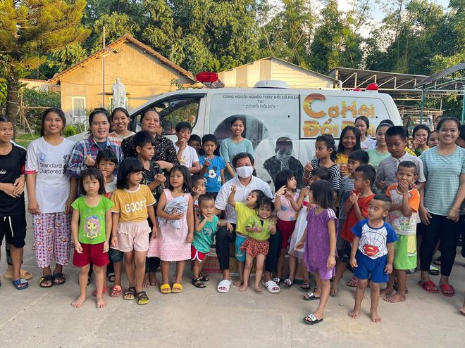 Vì sao ông Đoàn Ngọc Hải chỉ mặc áo sơ mi trắng và đi dép tổ ong?-3