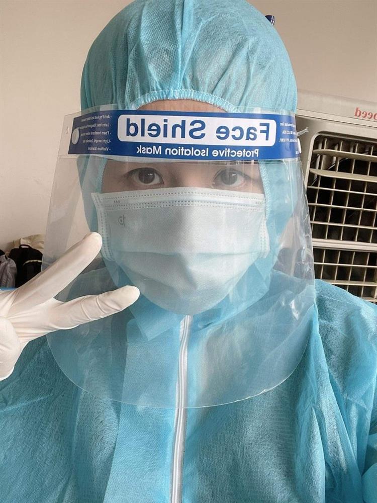 Mai Phương Thuý bịt kín mít nhưng vẫn kẻ mắt sắc sảo-1