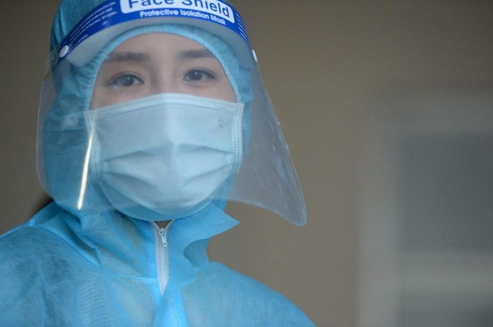 Mai Phương Thuý bịt kín mít nhưng vẫn kẻ mắt sắc sảo-3